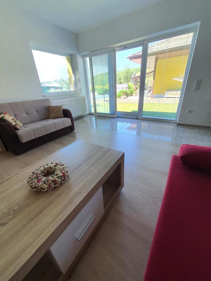 Apartman Kurdejov 후스토페체 외부 사진