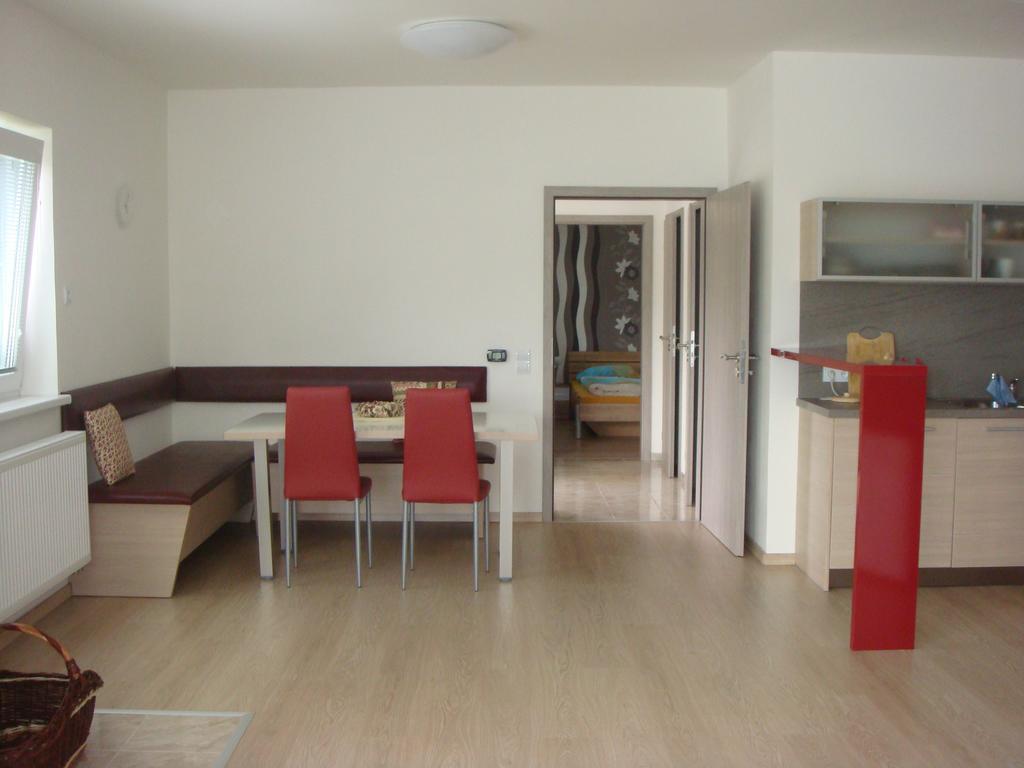 Apartman Kurdejov 후스토페체 객실 사진