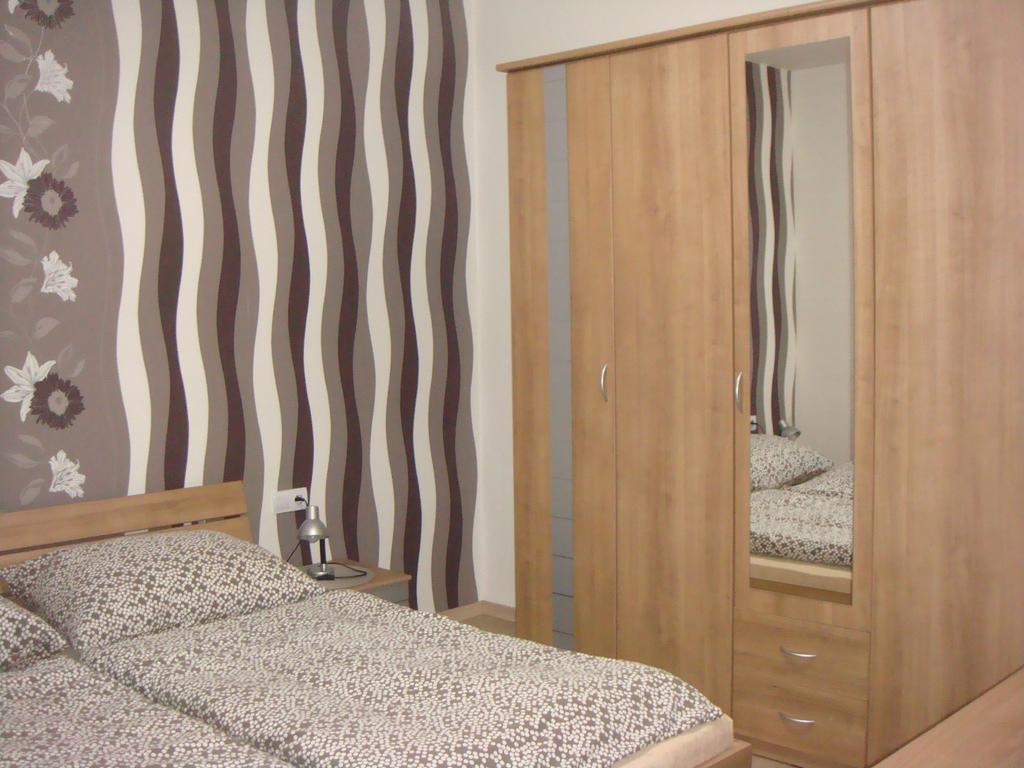 Apartman Kurdejov 후스토페체 외부 사진