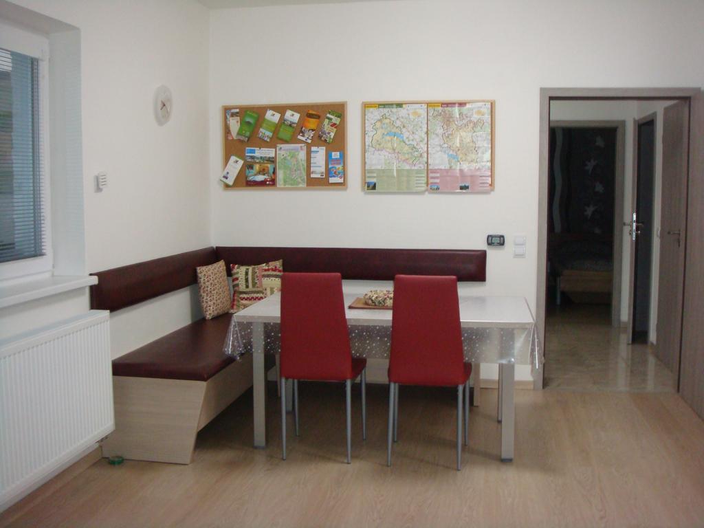 Apartman Kurdejov 후스토페체 외부 사진