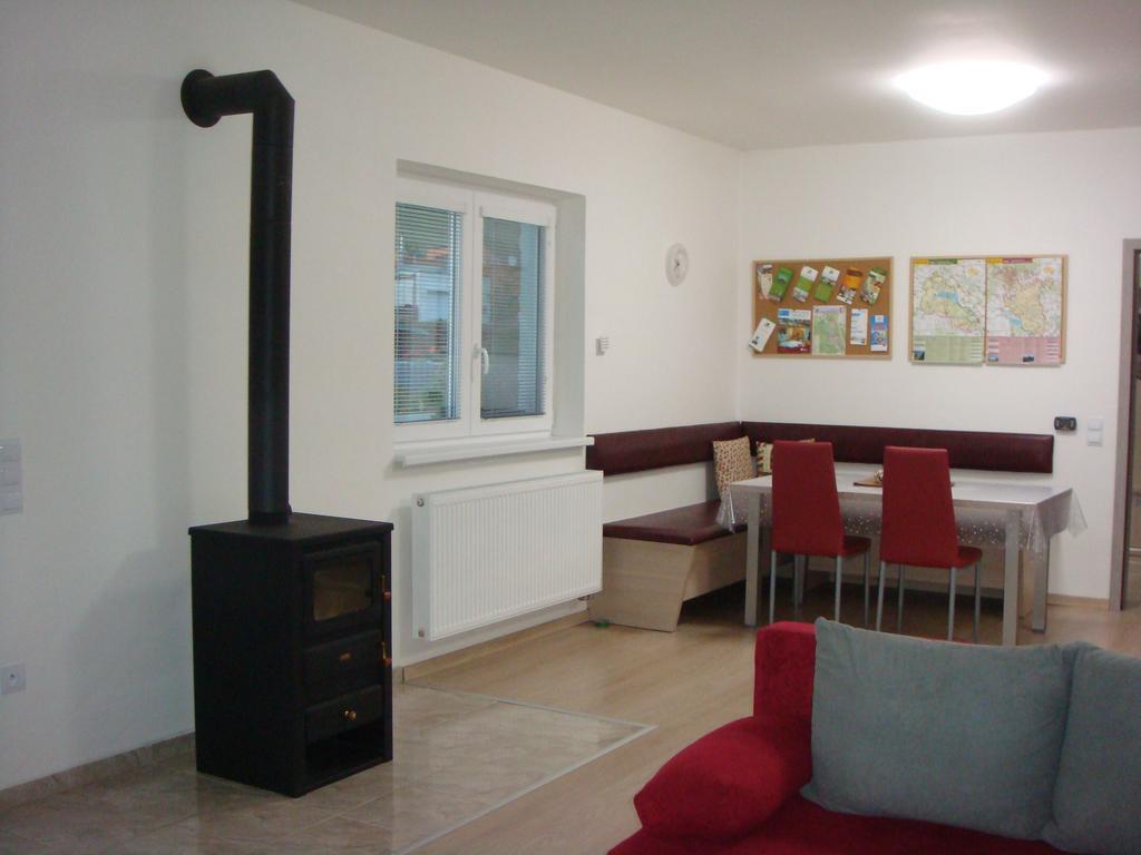 Apartman Kurdejov 후스토페체 외부 사진